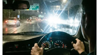 夜間運転が眩しい・見えにくい原因と対策｜八王子の眼鏡専門店が解説」