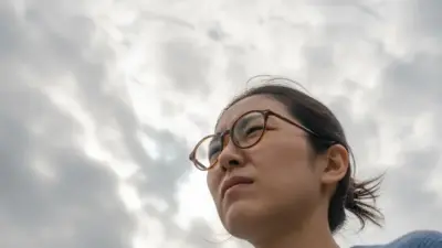 「曇りなのに眩しい…」その理由と眼鏡でできる簡単な対策