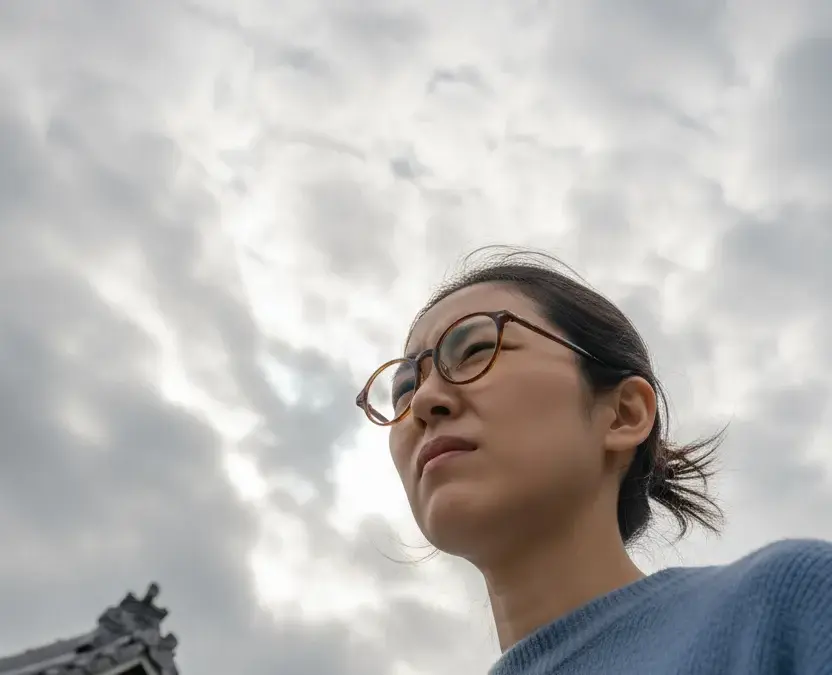 「曇りなのに眩しい…」その理由と眼鏡でできる簡単な対策