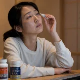 目薬やサプリを使っても眼精疲労が改善しない30代女性のイメージ